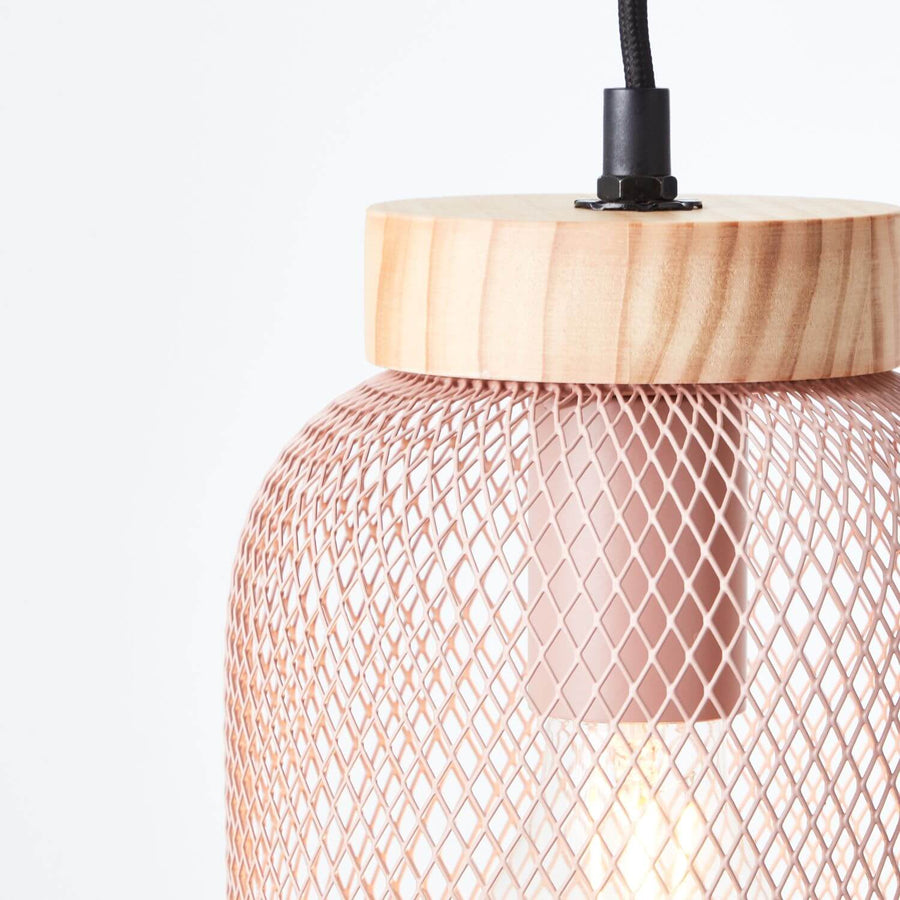 Détail de la finition : cabochon en bois naturel et maille métallique rose tressée