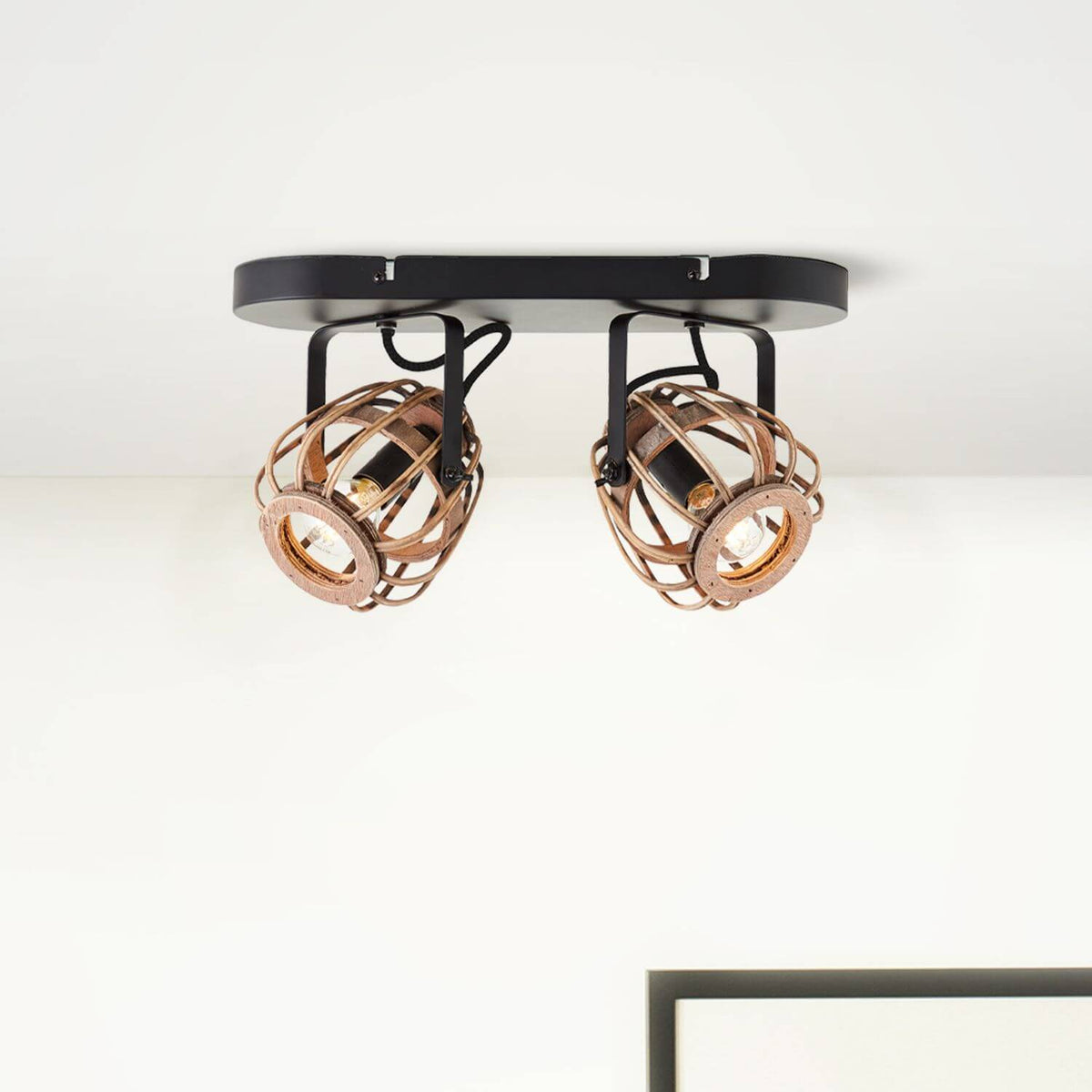 Plafonnier fixé au plafond blanc, spots orientables vus de trois quarts