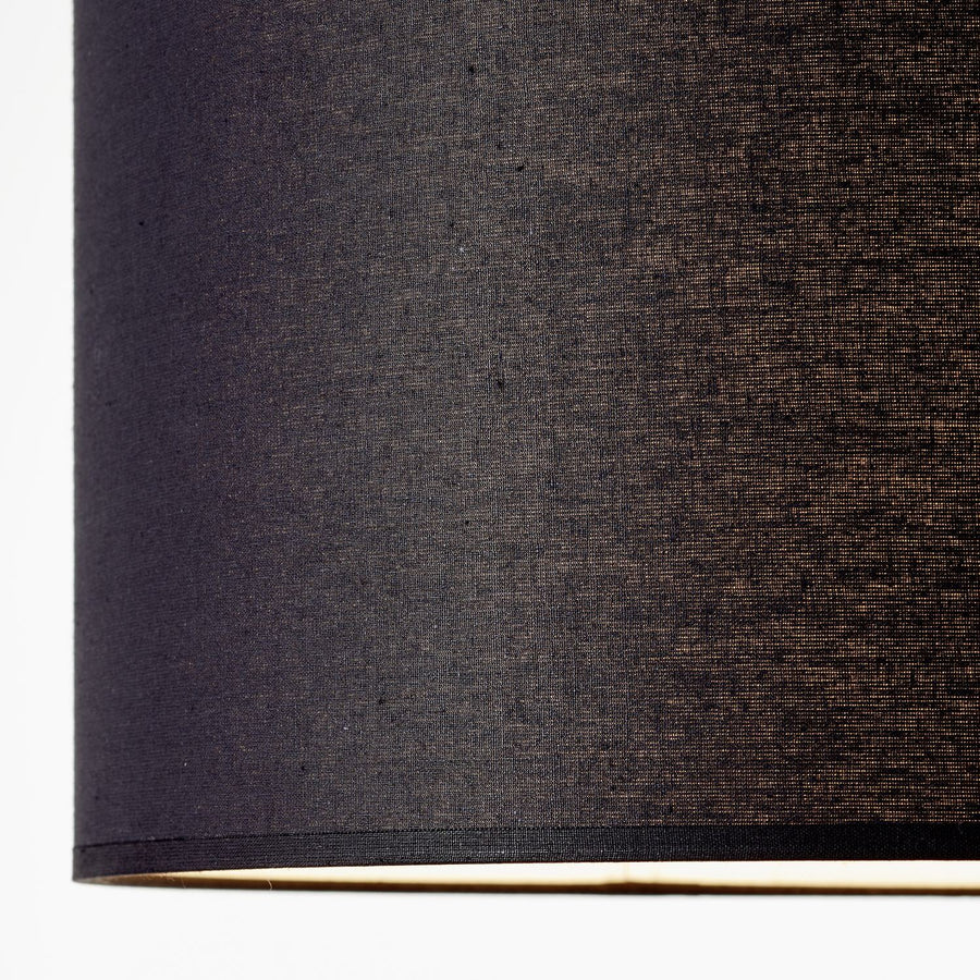 Détail rapproché de la texture tissée de l'abat-jour noir et de sa bordure