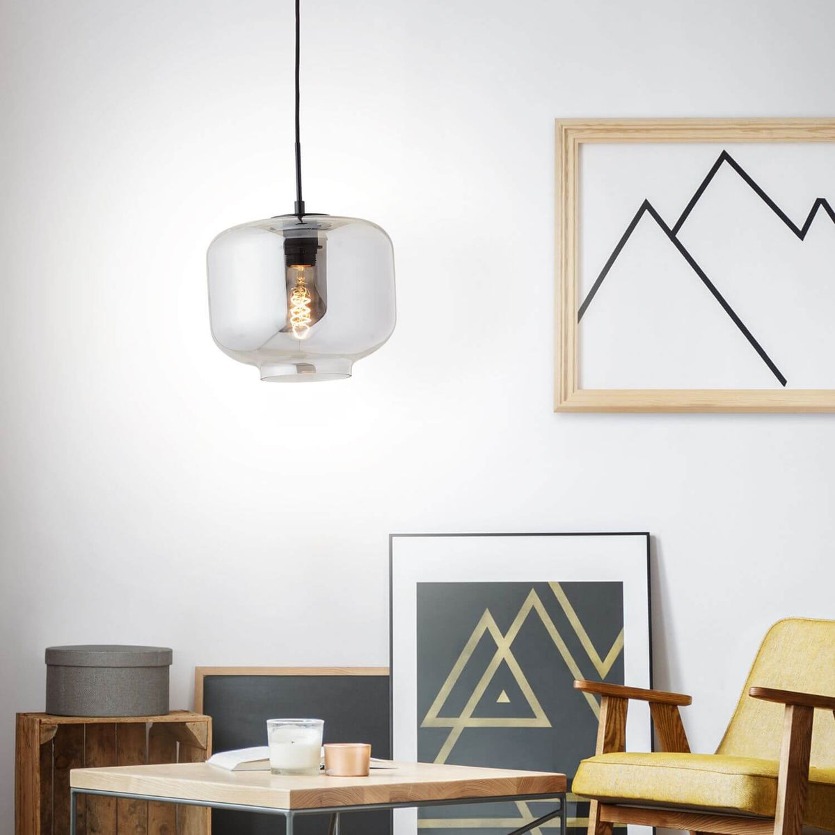 Luminaire suspendu installé au-dessus d'une table basse dans un intérieur clair