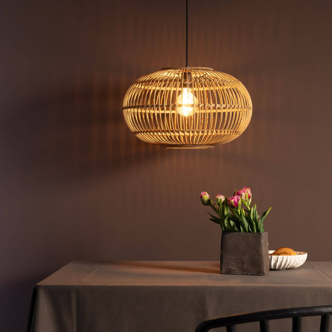 Suspension Woodball noire mat et bois, bambou