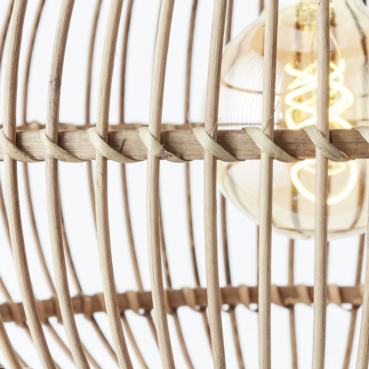 Détail de la finition : liens de bambou noués et ampoule à filament spiralé.