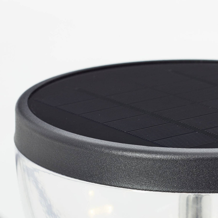 Détail du capot supérieur noir avec panneau solaire et rebord granuleux