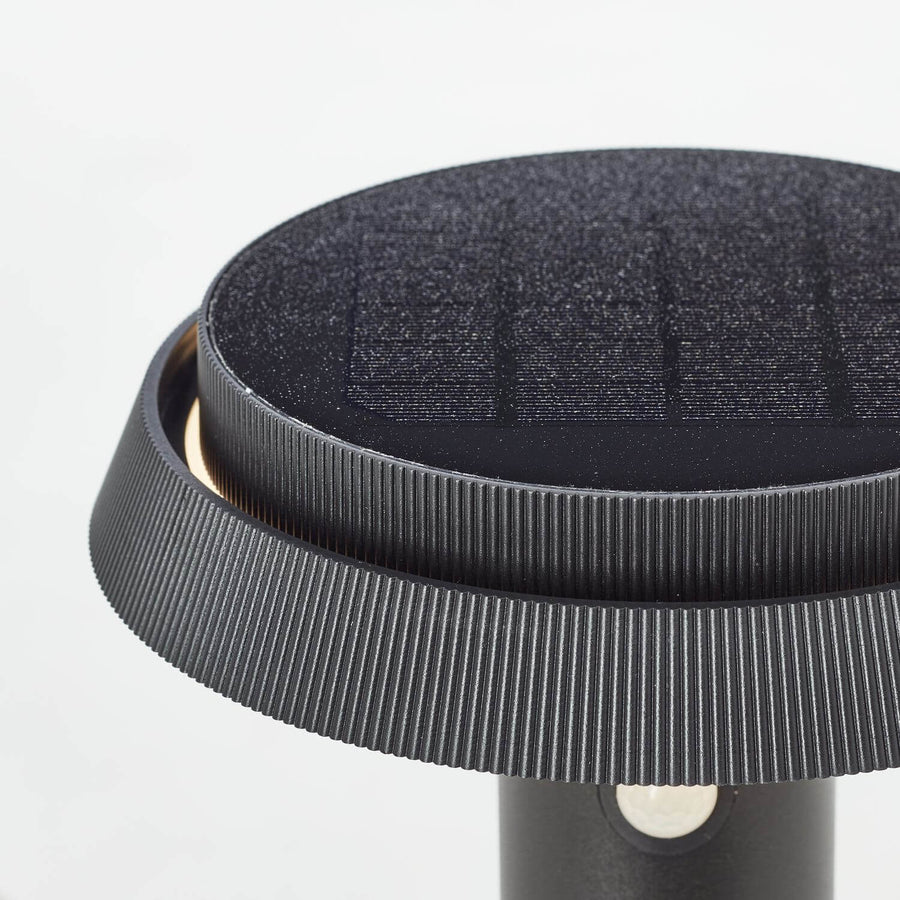 Détail du chapeau rond texturé, collerette striée noire et liseré doré dessous.
