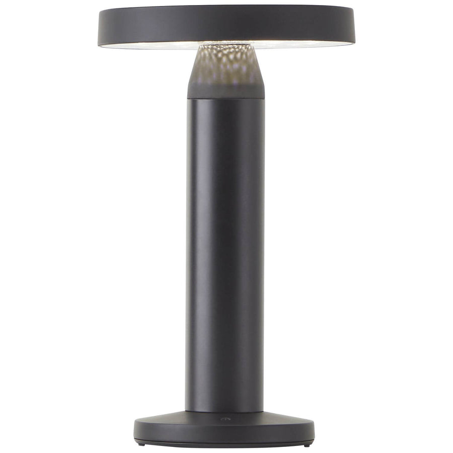 Lampe allumée de face, halo lumineux diffusé sous l'abat-jour