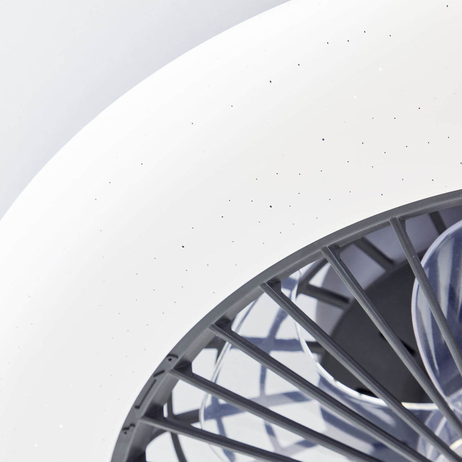 Détail rapproché du diffuseur blanc moucheté et du bord de la grille noire