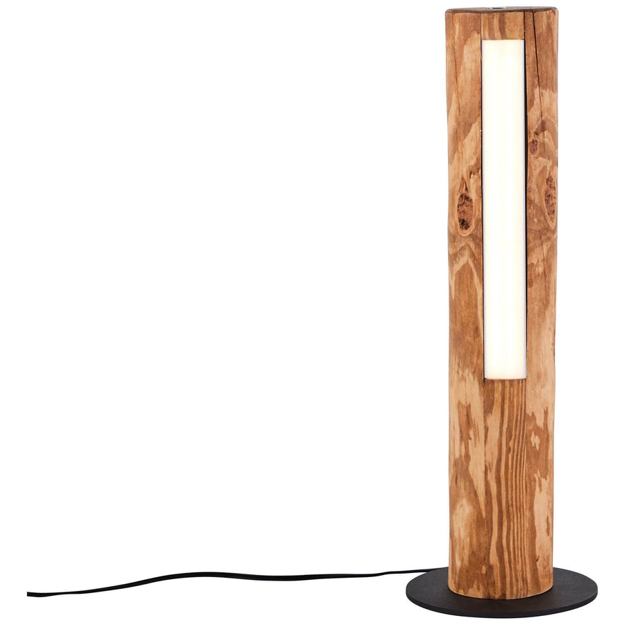Lampe en bois allumée avec cordon noir apparent, vue de trois quarts sur fond blanc.