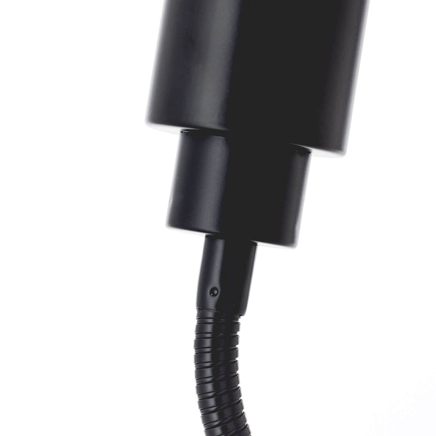 Gros plan sur la tête cylindrique noire et le col flexible strié de la lampe
