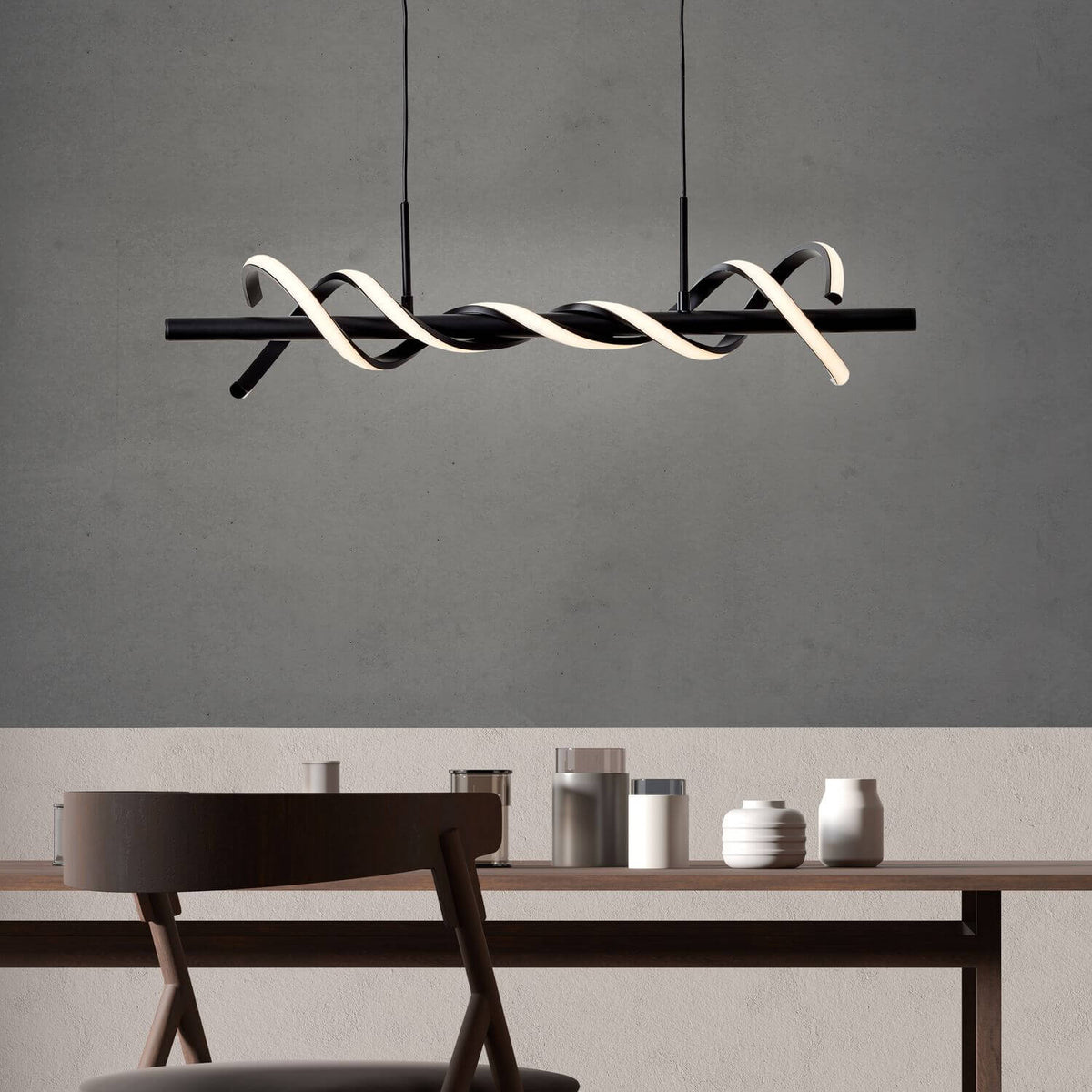 Mise en ambiance au-dessus d'une table en bois, suspension allumée dans un intérieur minimaliste.