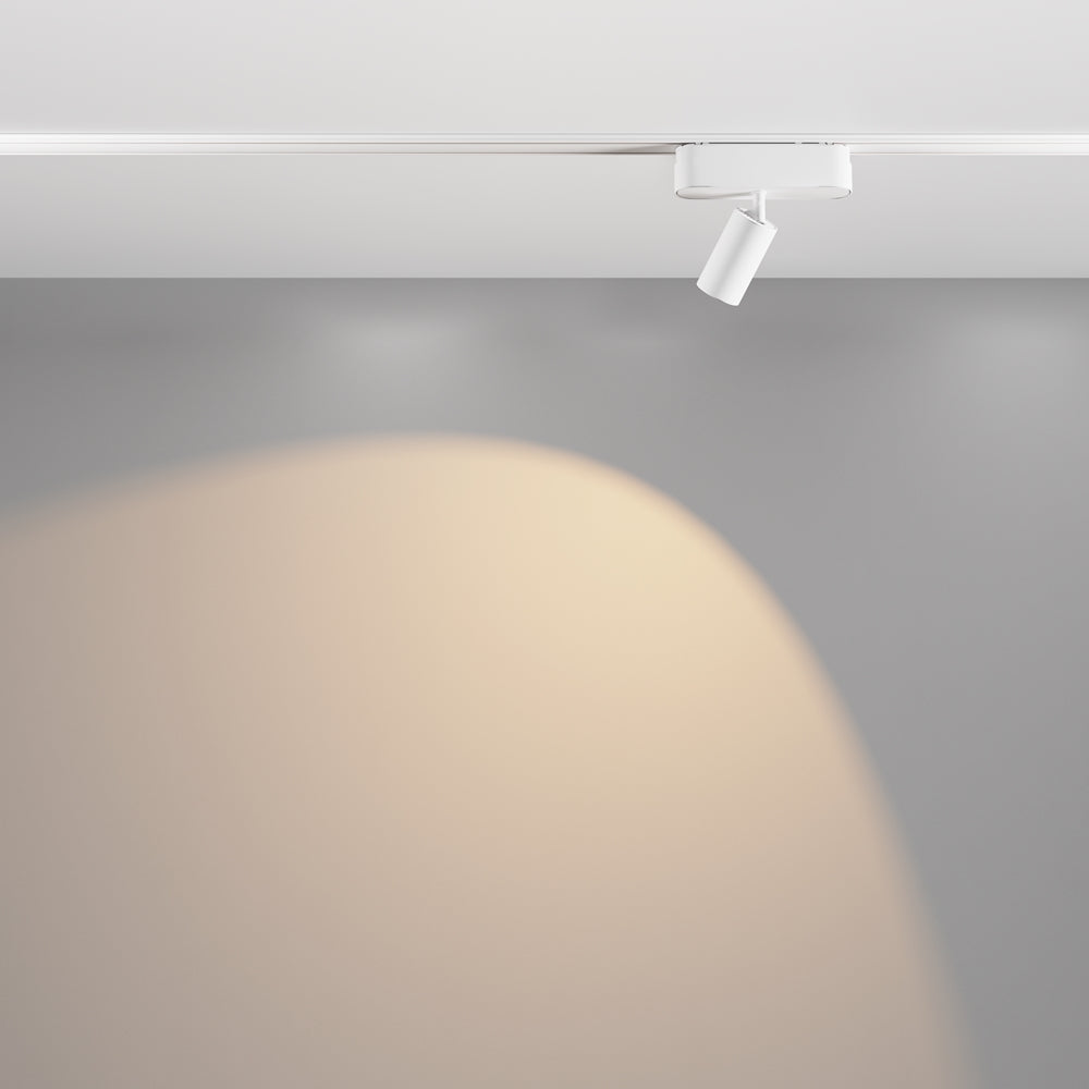 Mise en ambiance avec halo lumineux chaud projeté sur un mur gris.