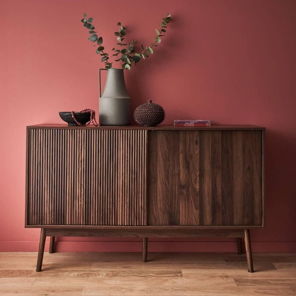 Skandinavisches Sideboard aus dunklem Holz | Mirth