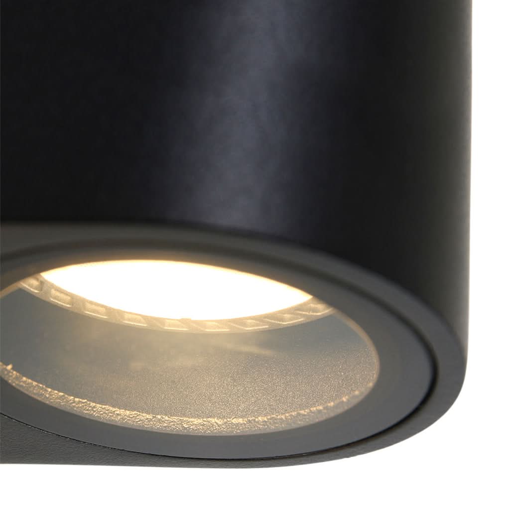 Gros plan sur la source LED chaude et le verre trempé du diffuseur