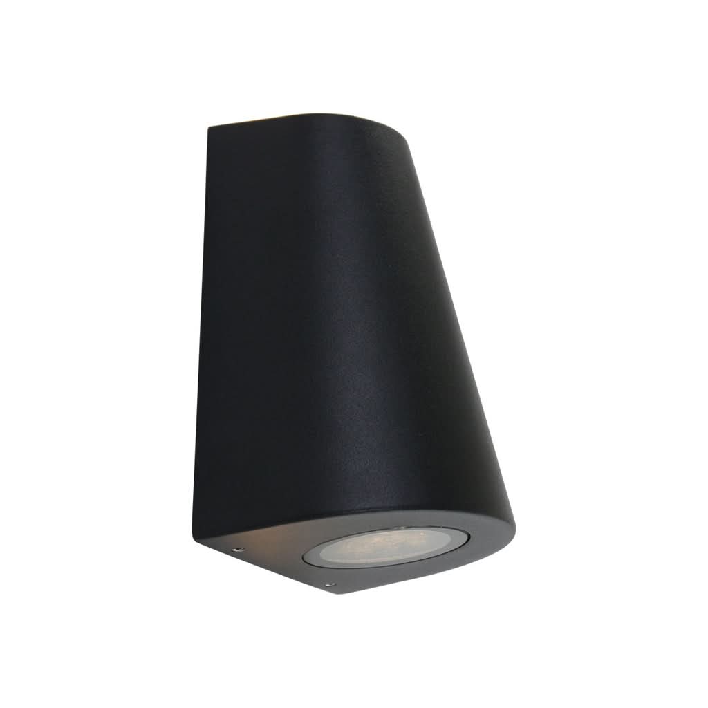 Luminaire mural noir vu de trois quarts avec diffuseur orienté vers le bas