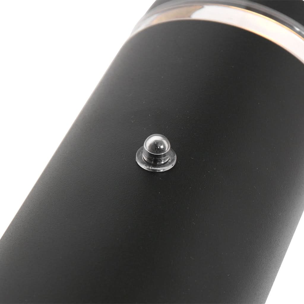 Détail du capteur de luminosité sphérique sur le corps noir mat.