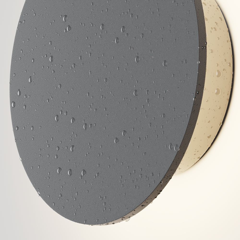 Détail de la surface grise couverte de gouttes d'eau, usage extérieur humide