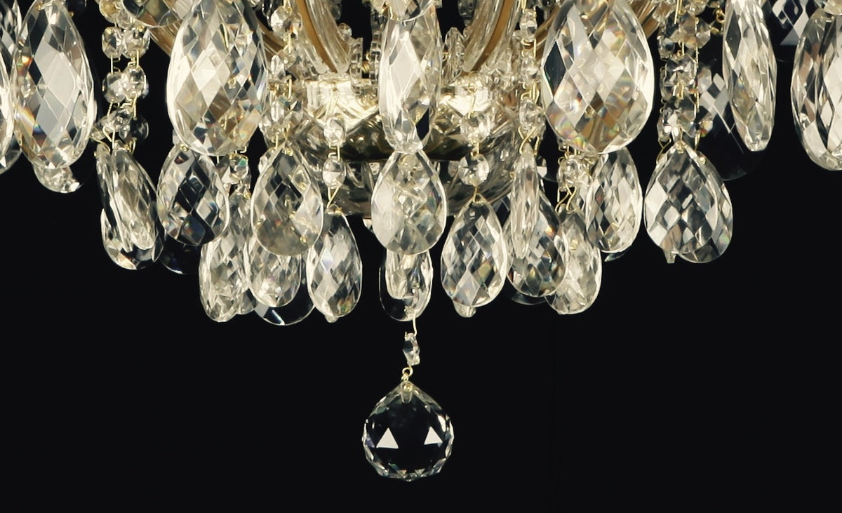 Gros plan des pendeloques de cristal taillé et de la goutte centrale inférieure