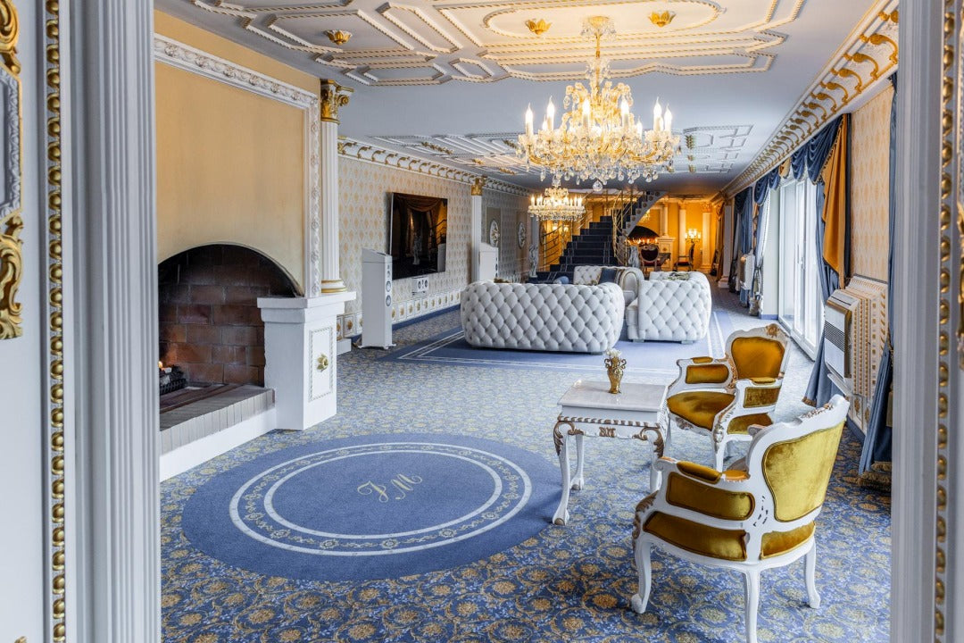 Mise en ambiance dans un grand salon doré au plafond mouluré