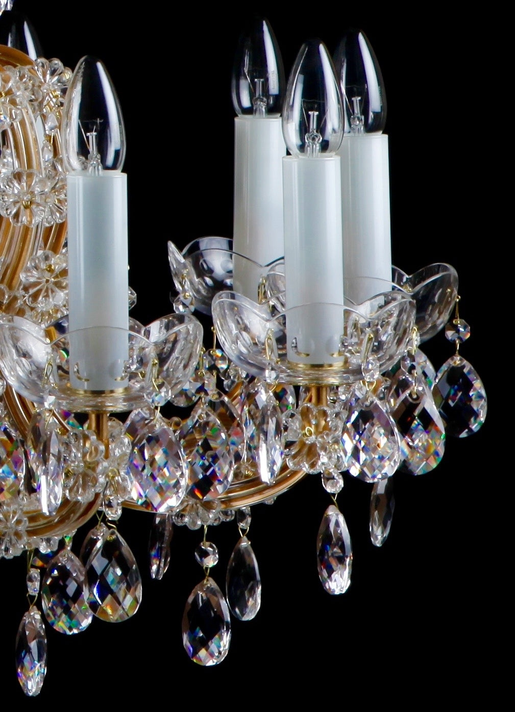 Détail des bougies blanches dans leurs coupelles en verre et pendeloques