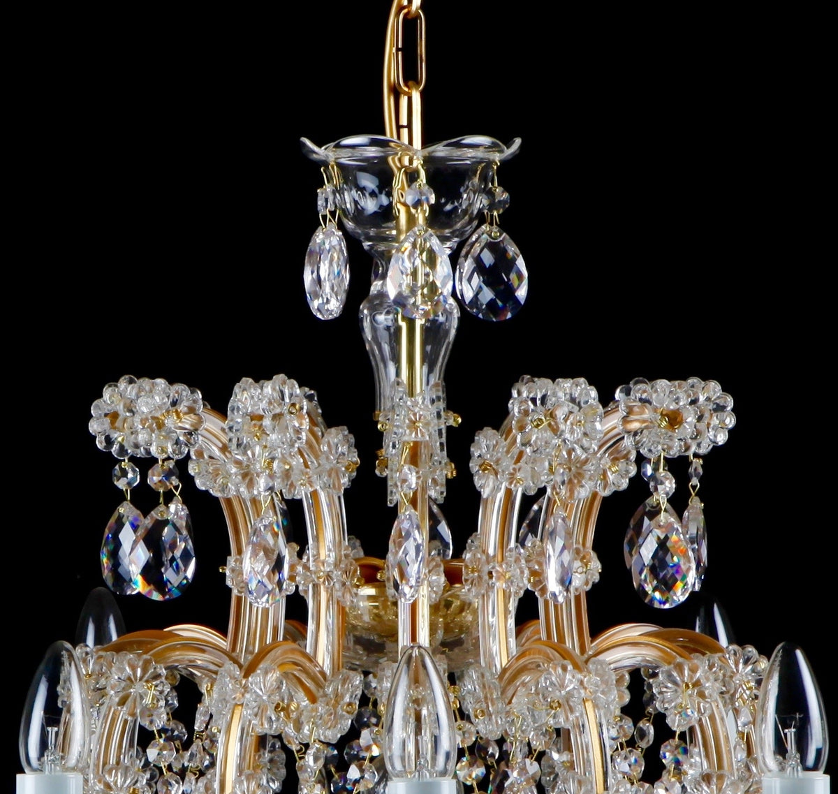 Détail du sommet avec coupelle en cristal, chaîne dorée et pampilles suspendues