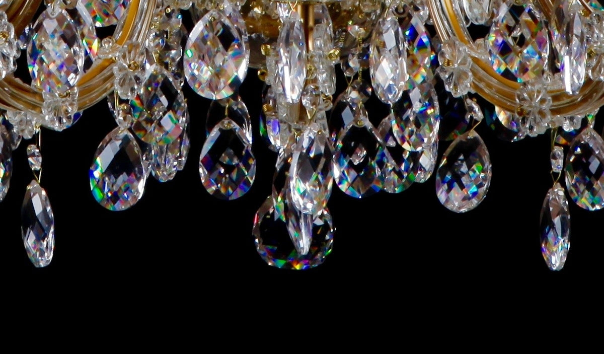 Gros plan des pampilles de cristal taillé aux reflets irisés multicolores