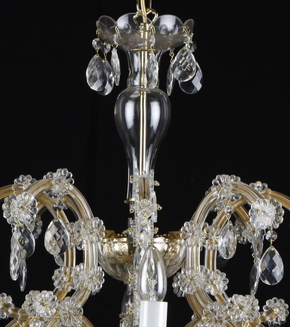 Gros plan sur la tige supérieure et le vase en cristal du luminaire