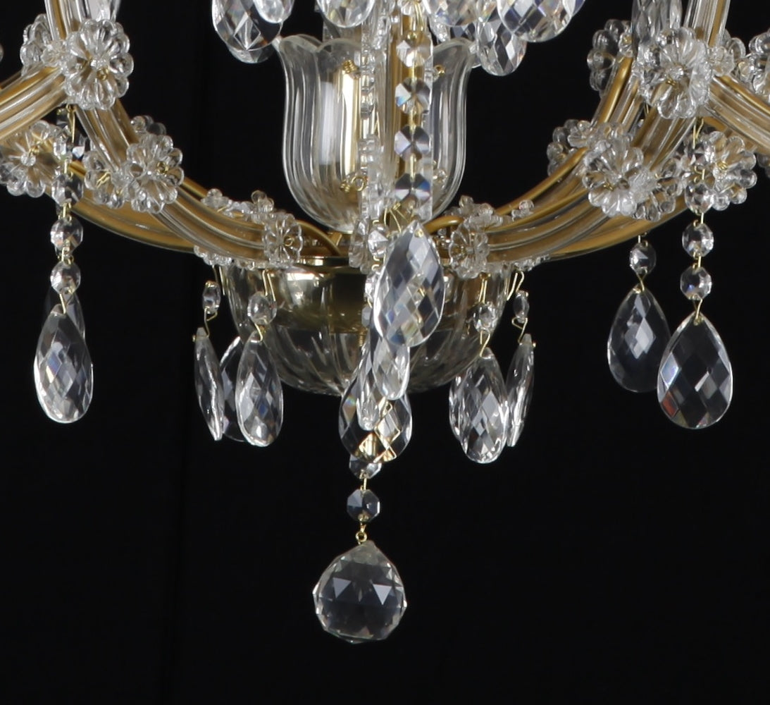 Détail du bas du lustre avec coupelle et grappes de cristal taillé