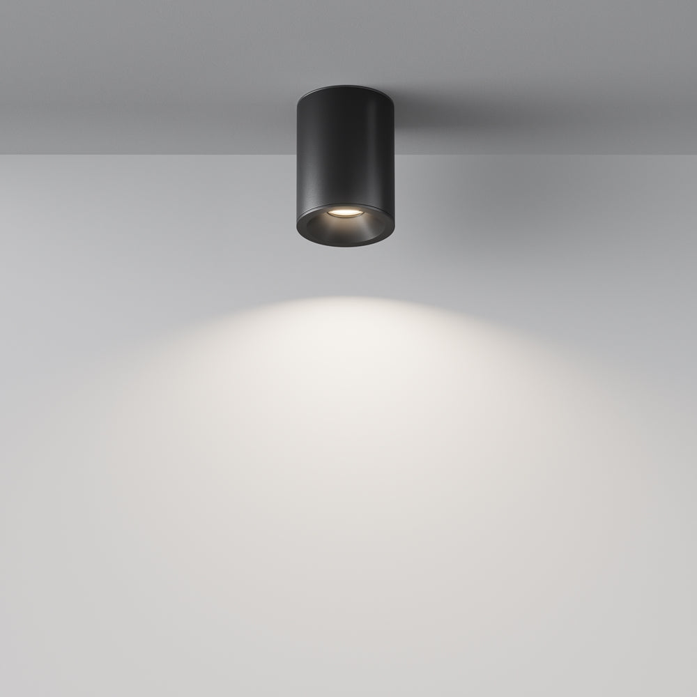Vue en ambiance montrant le halo lumineux projeté sur le mur clair