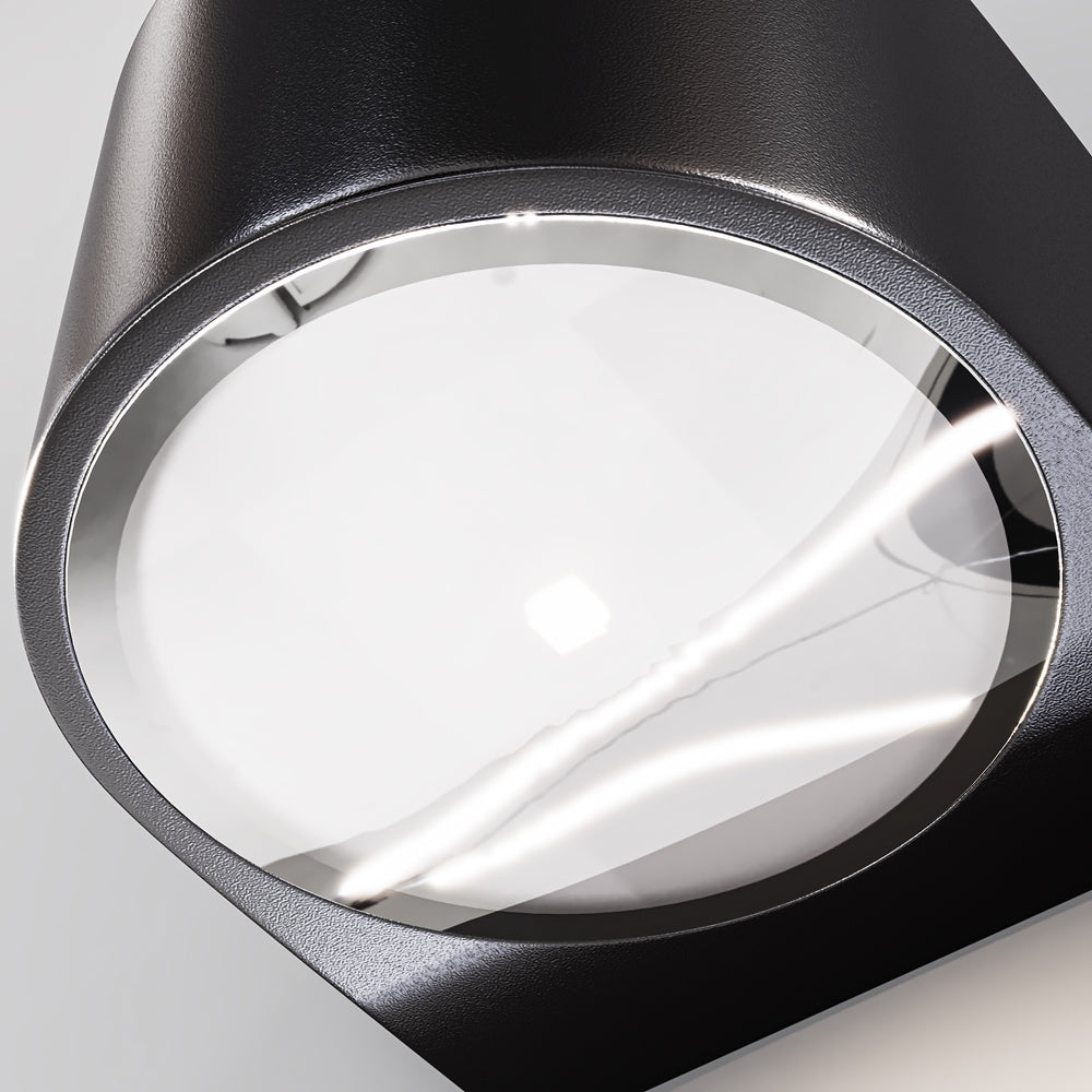 Vue rapprochée du diffuseur en verre rond et de la finition noire texturée