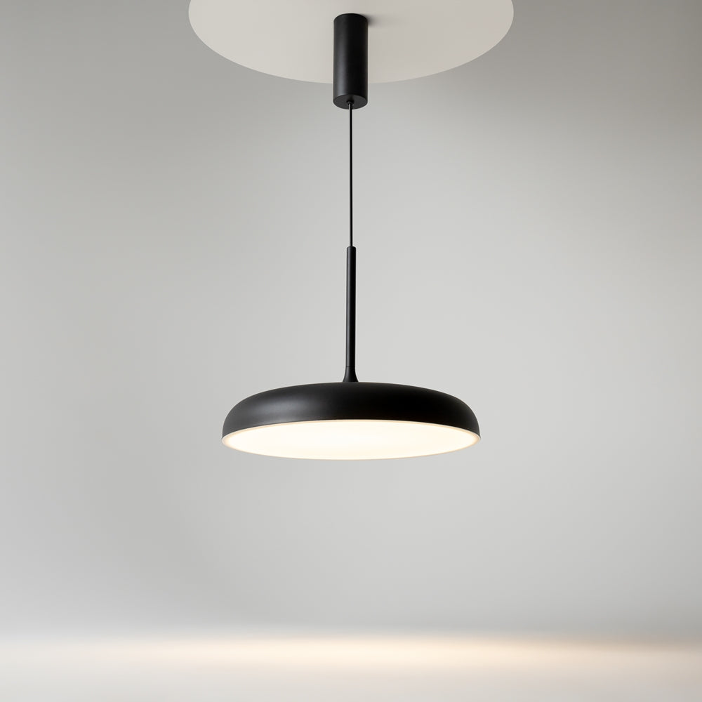 Vue en situation sous plafond, rosace cylindrique et lumière chaude allumée