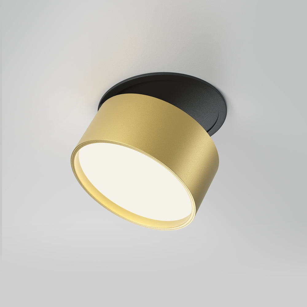 Version dorée et noire du spot, orientée, en mise en ambiance