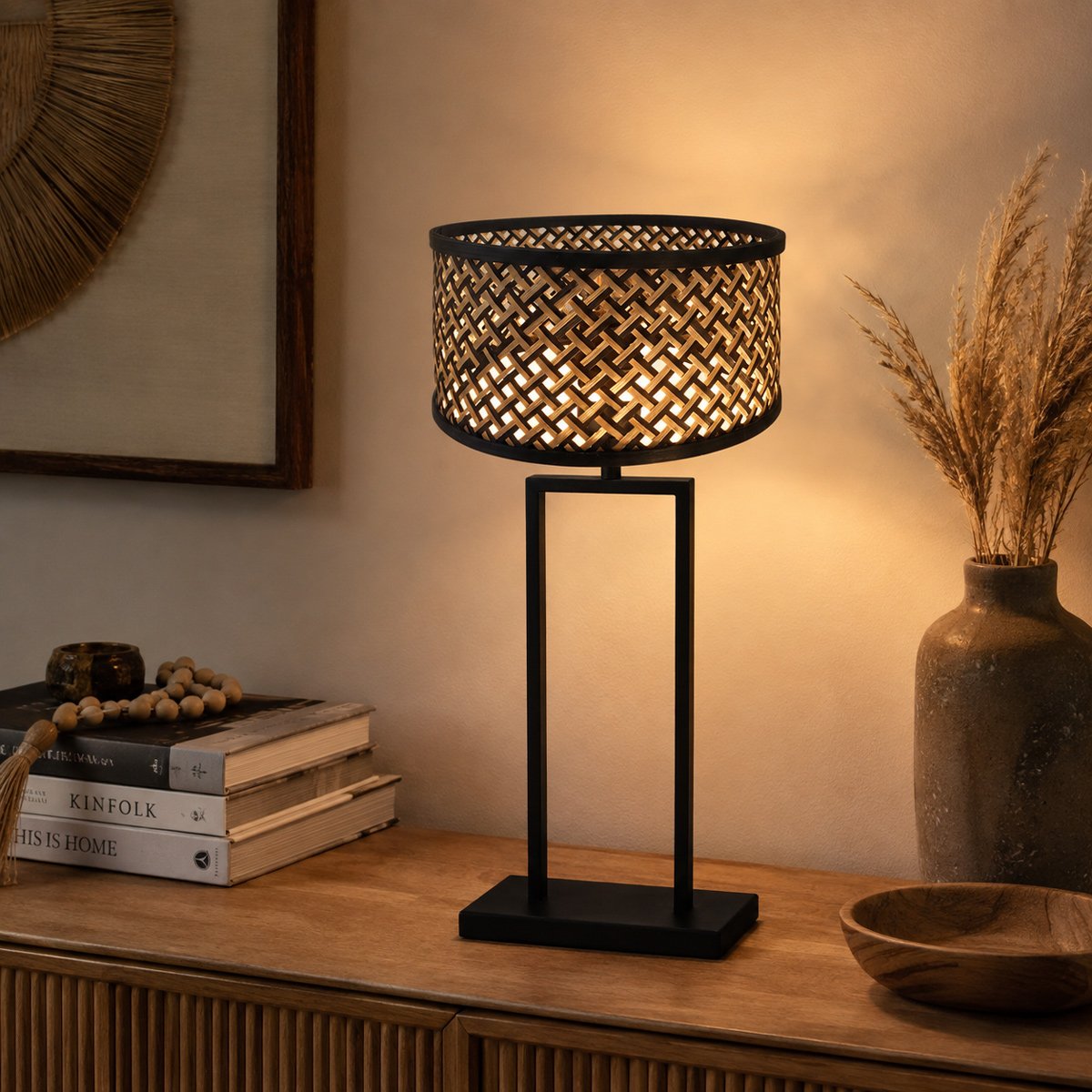 Mise en ambiance chaleureuse sur un meuble en bois, lampe allumée près de livres