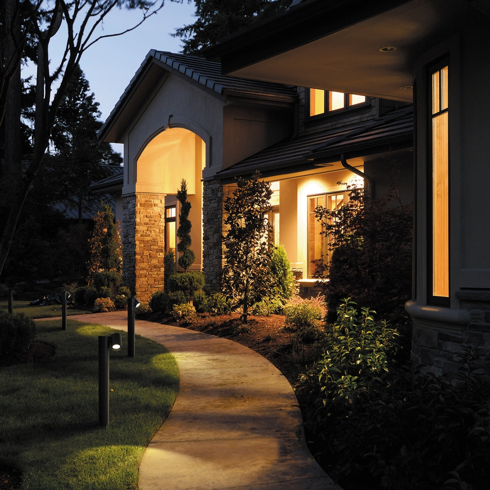 Mise en ambiance nocturne sur une allée de jardin près de la maison