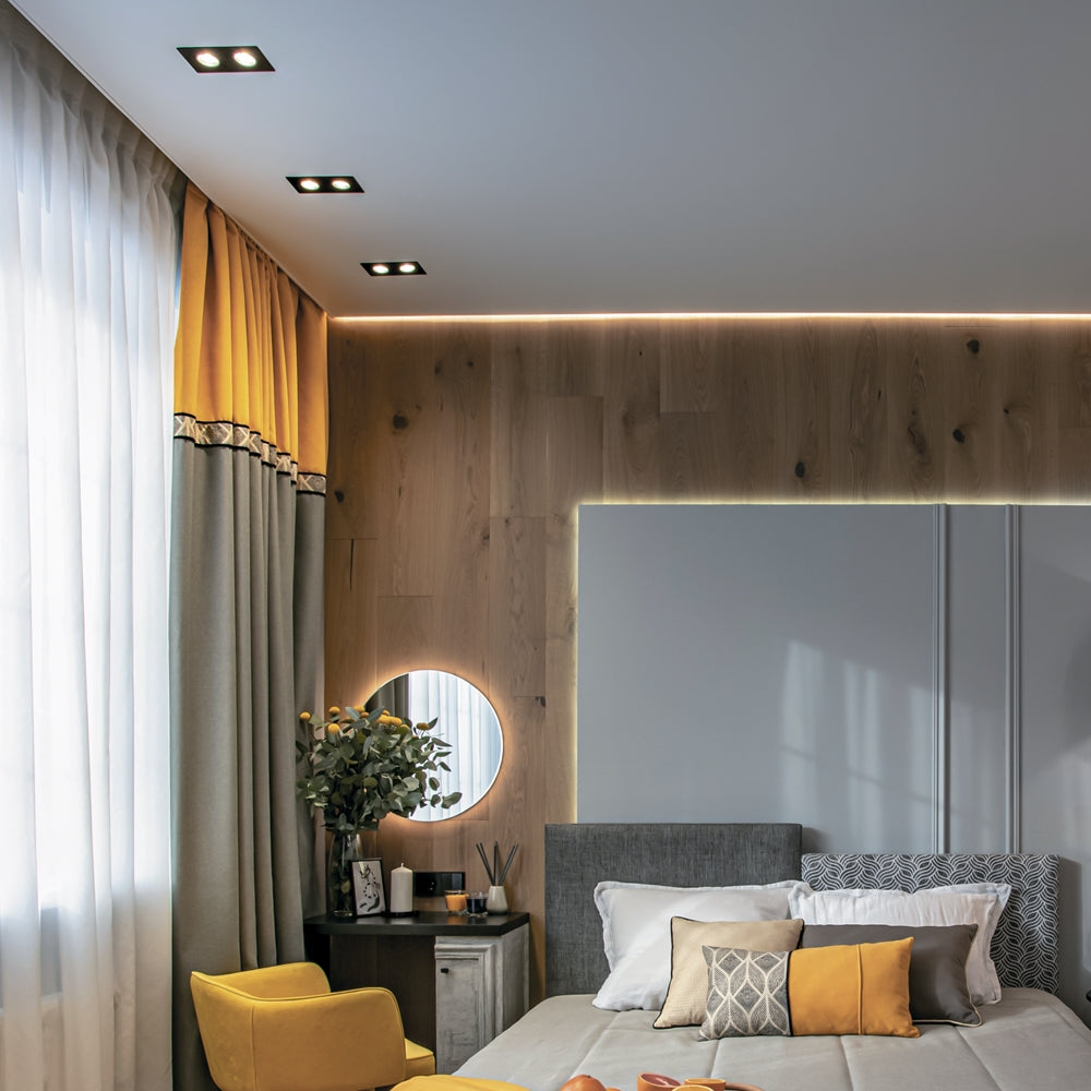 Mise en ambiance dans une chambre avec trois spots alignés au plafond