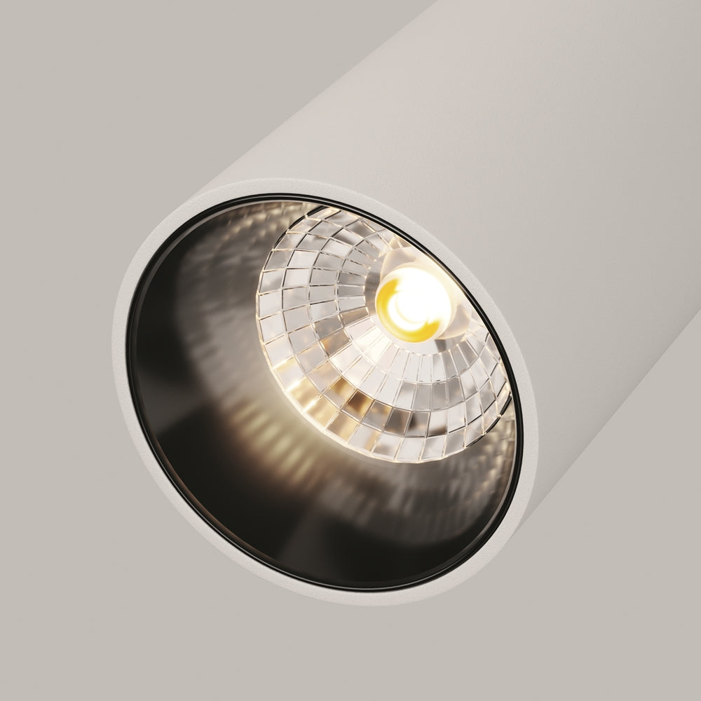 Détail du réflecteur, LED allumée au centre, lumière chaude et dirigée