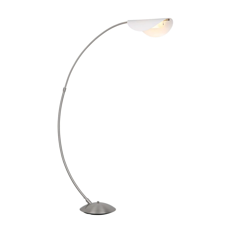 Lampadaire à arc nickel satiné avec abat-jour blanc allumé sur fond blanc.