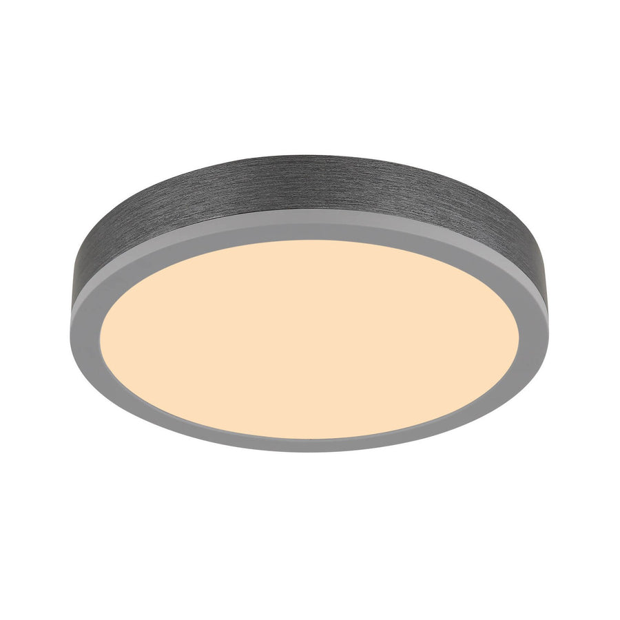 Vue de face du plafonnier rond allumé, large diffuseur opale et lumière chaude