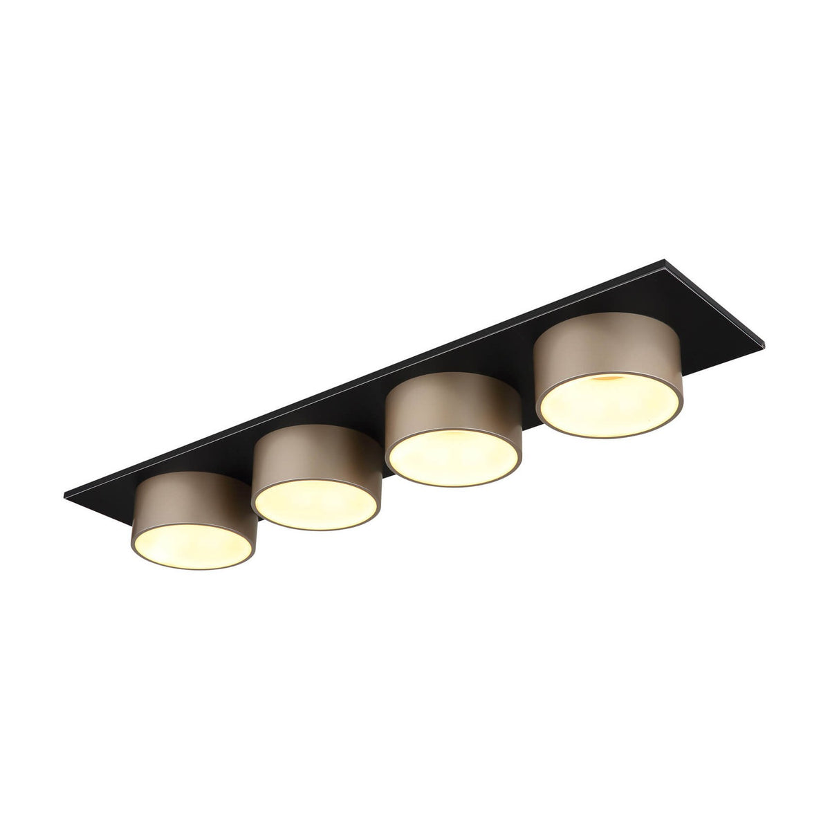 Plafonnier quatre cylindres noir mat et laiton, vue de trois quarts allumé