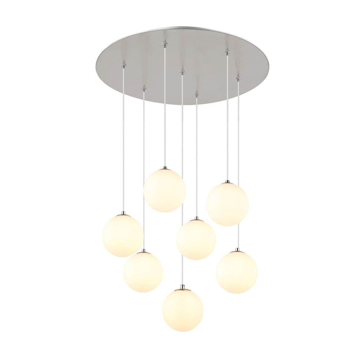 Suspension sept globes opalins allumés, vue de face sur fond blanc