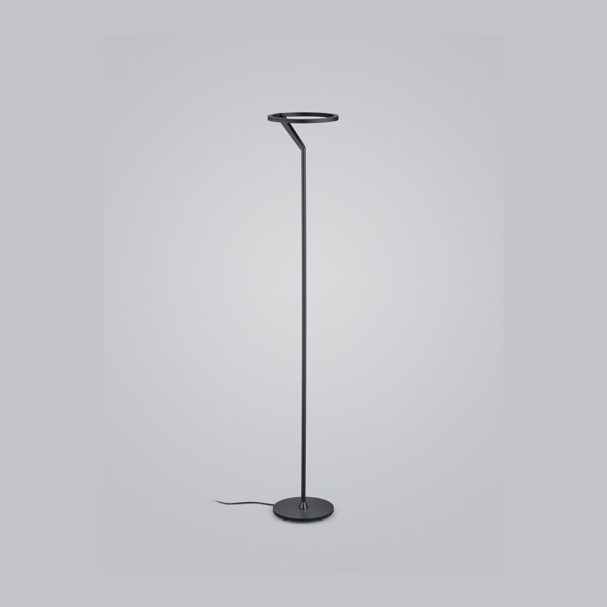 Lampadaire noir élancé vu de face sur fond gris clair