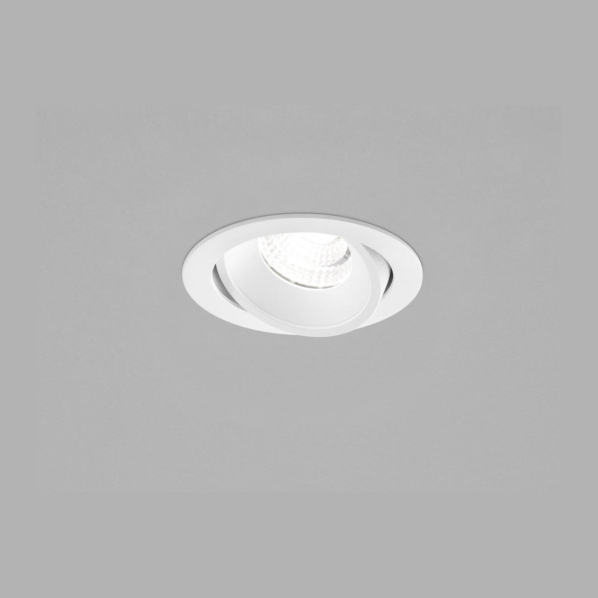 Vue de face du spot encastré blanc orientable montrant sa collerette ronde