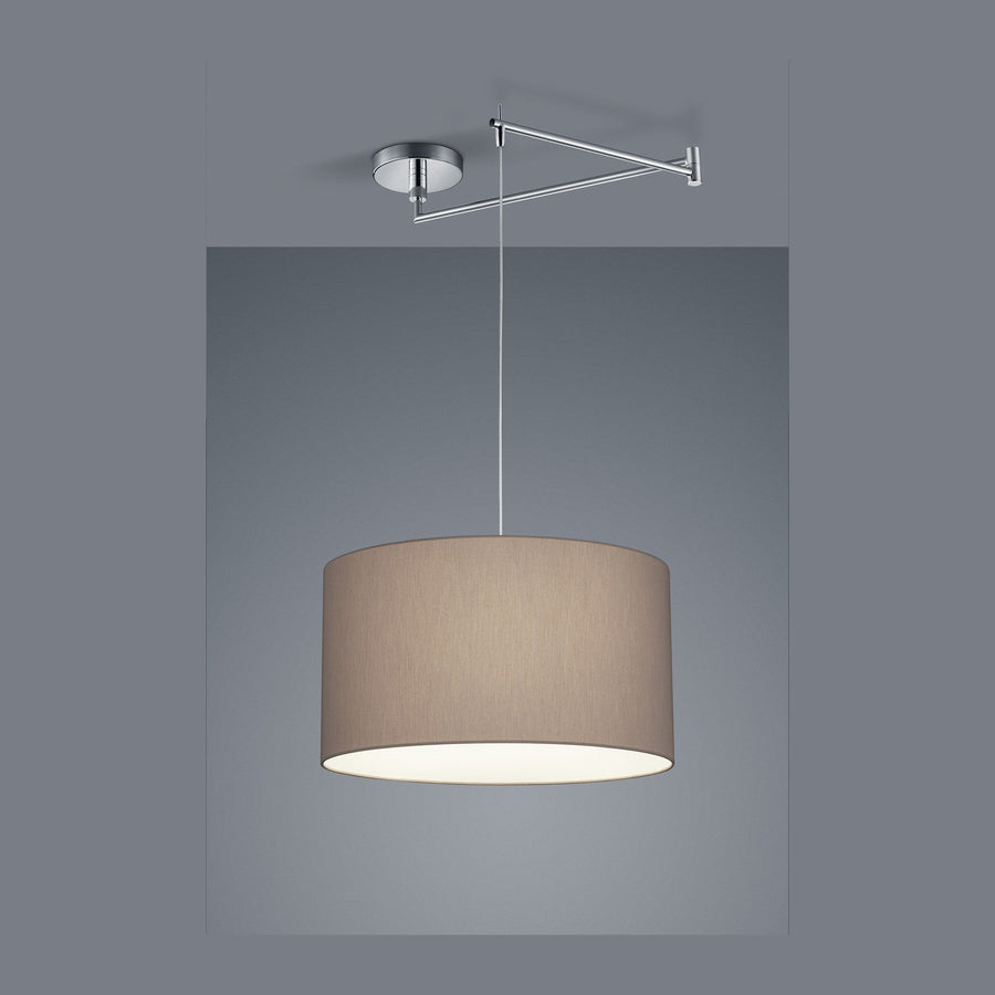 Suspension chromée avec abat-jour cylindrique beige, vue de face sur fond gris.
