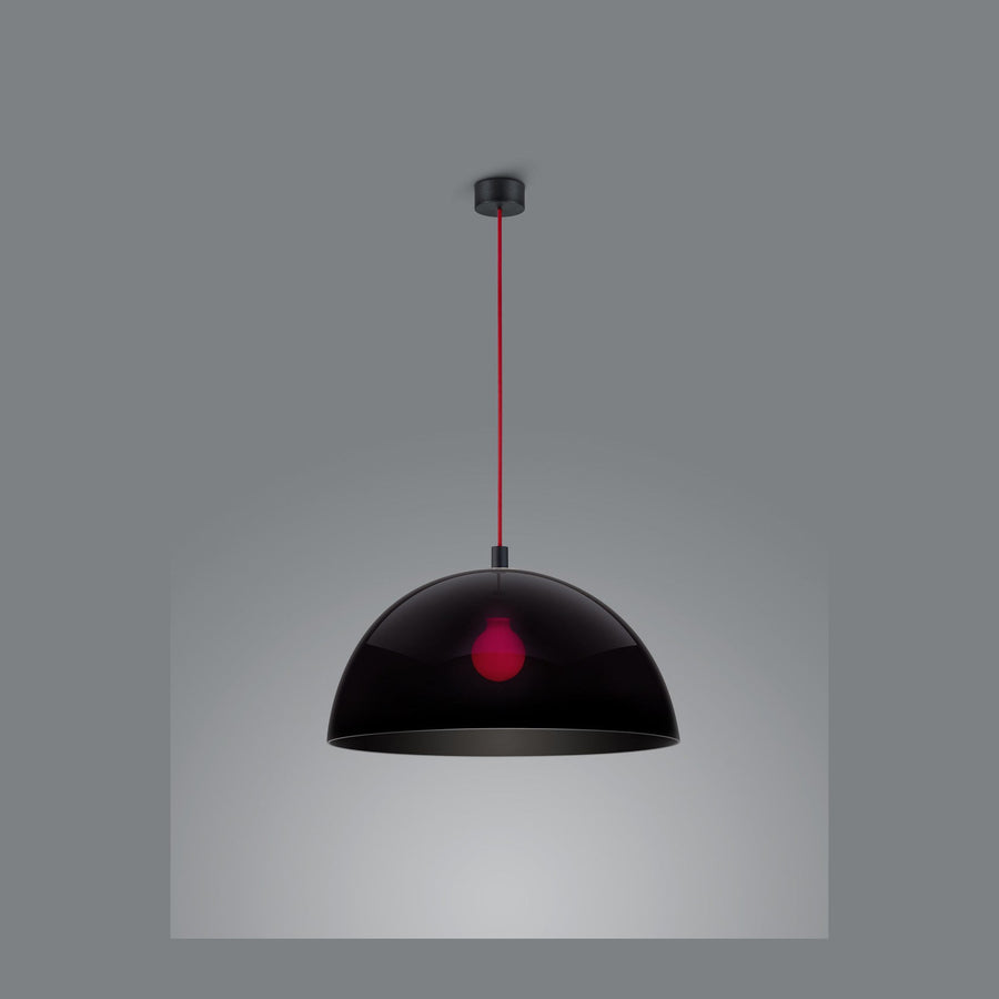 Suspension noire brillante de face sur fond gris, câble rouge et douille apparente