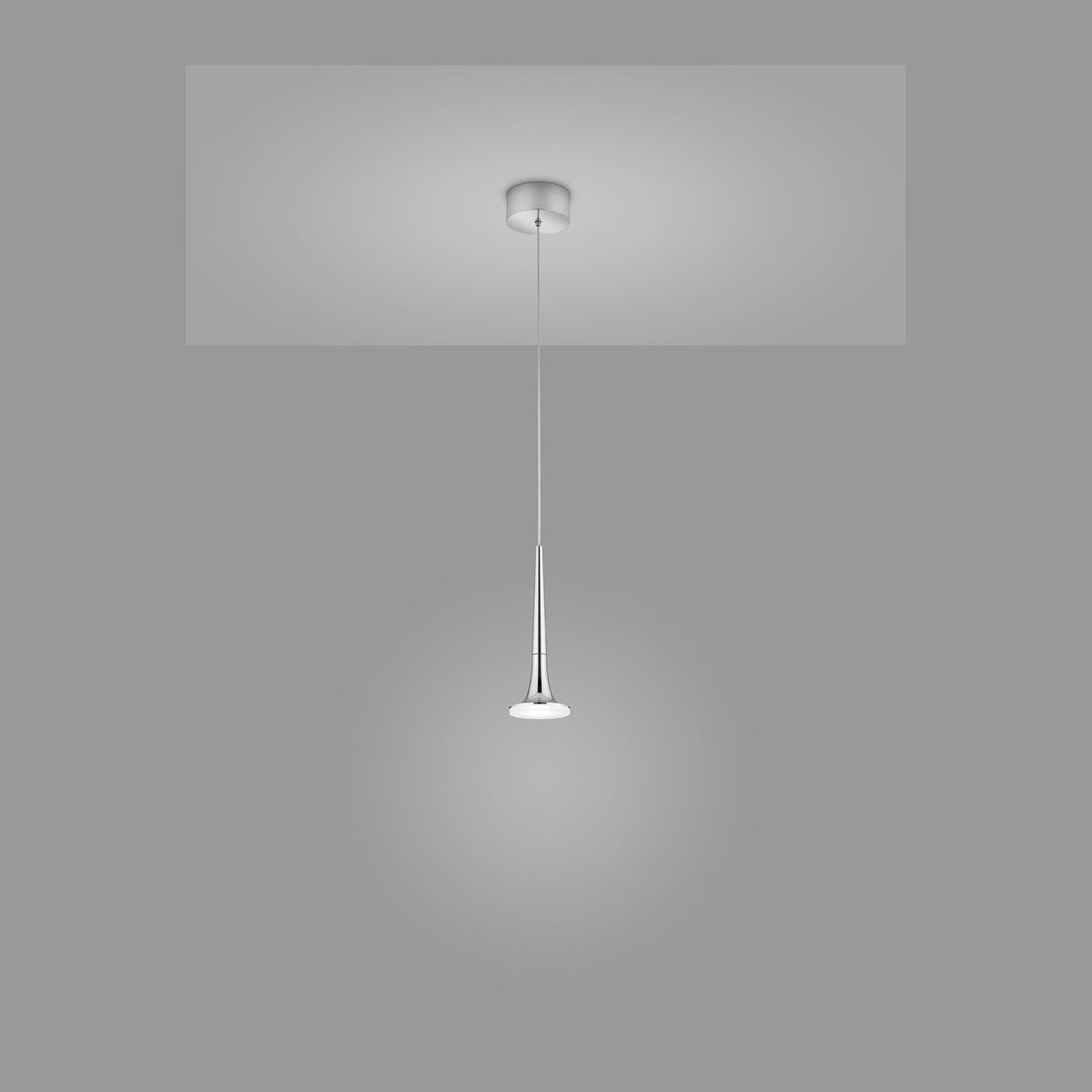 Suspension chromée vue de face sur fond gris, diffuseur blanc allumé
