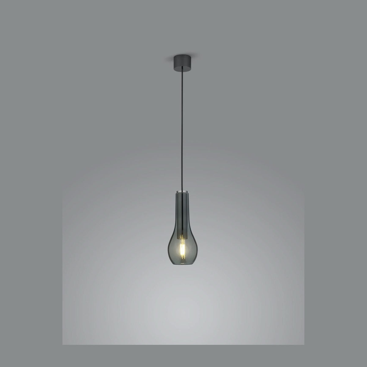 Suspension en verre fumé de forme goutte, câble noir et rosace chromée.