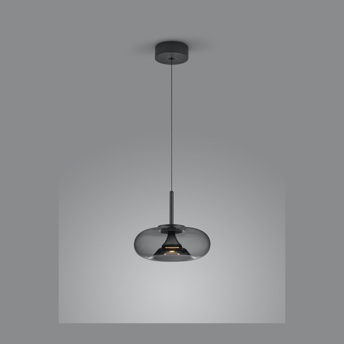 Suspension noire et verre fumé, vue de face sur fond gris neutre