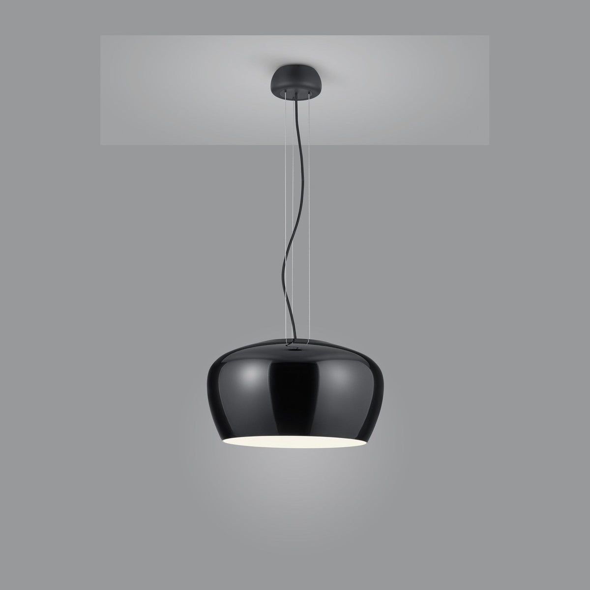 Suspension noire brillante vue de face sur fond gris neutre
