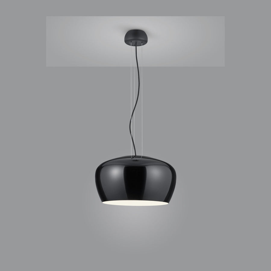 Suspension noire brillante vue de face sur fond gris neutre