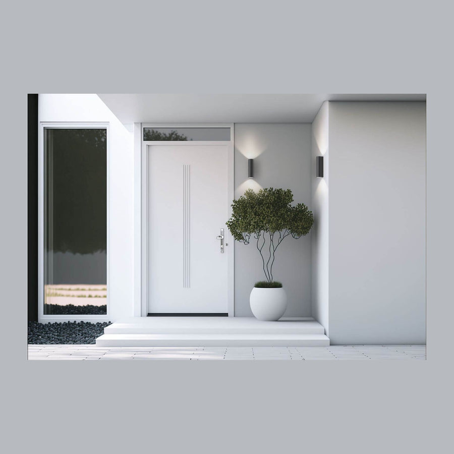 Entrée contemporaine avec porte blanche, deux appliques murales anthracite et plante en pot