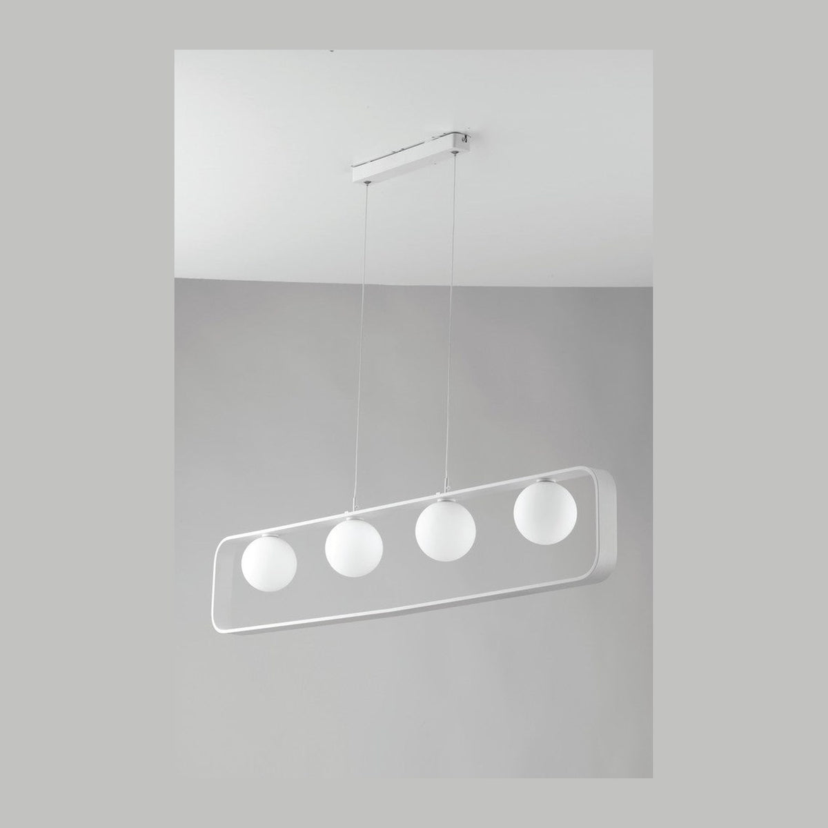 Suspension blanche à cadre rectangulaire et quatre globes de verre opalin, vue de face