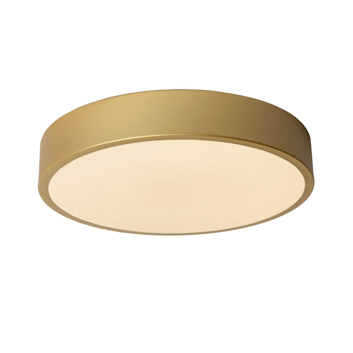 Plafonnier rond doré mat avec large diffuseur opale, vue de trois quarts éclairée.